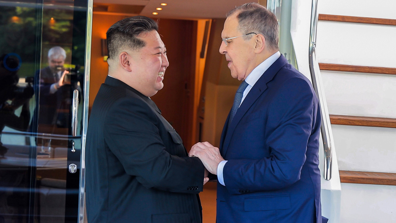 Vonszan, 2025. július 13.A KCNA észak-koreai állami hírügynökség képén Kim Dzsongün elsőszámú észak-koreai vezető, a Koreai Munkapárt főtitkára, a Nemzetvédelmi Bizottság első elnöke (b) Szergej Lavrov orosz külügyminisztert fogadja Vonszanban