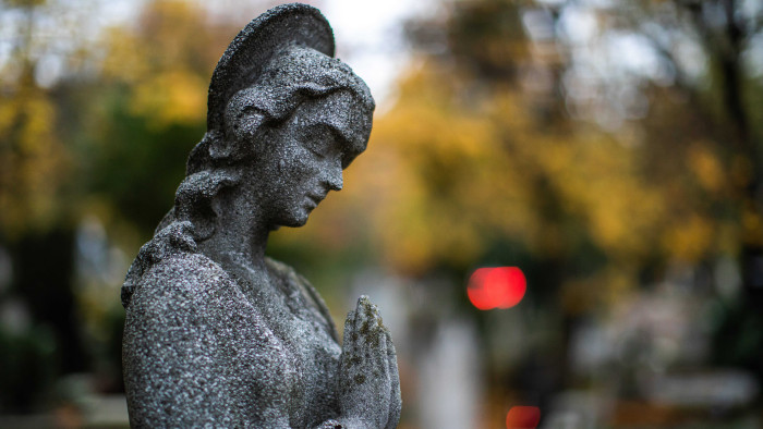 Máris változik a temetői nyitvatartás