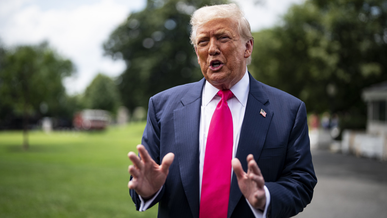 Donald Trump amerikai elnök a sajtó képviselőinek nyilatkozik a washingtoni Fehér Ház déli szárnyánál 2025. július 15-én, mielőtt az elnöki különgéppel Pittsburghbe, a Carnegie Mellon Egyetemen megrendezésre kerülő energia- és innovációs csúcstalálkozóra indul.