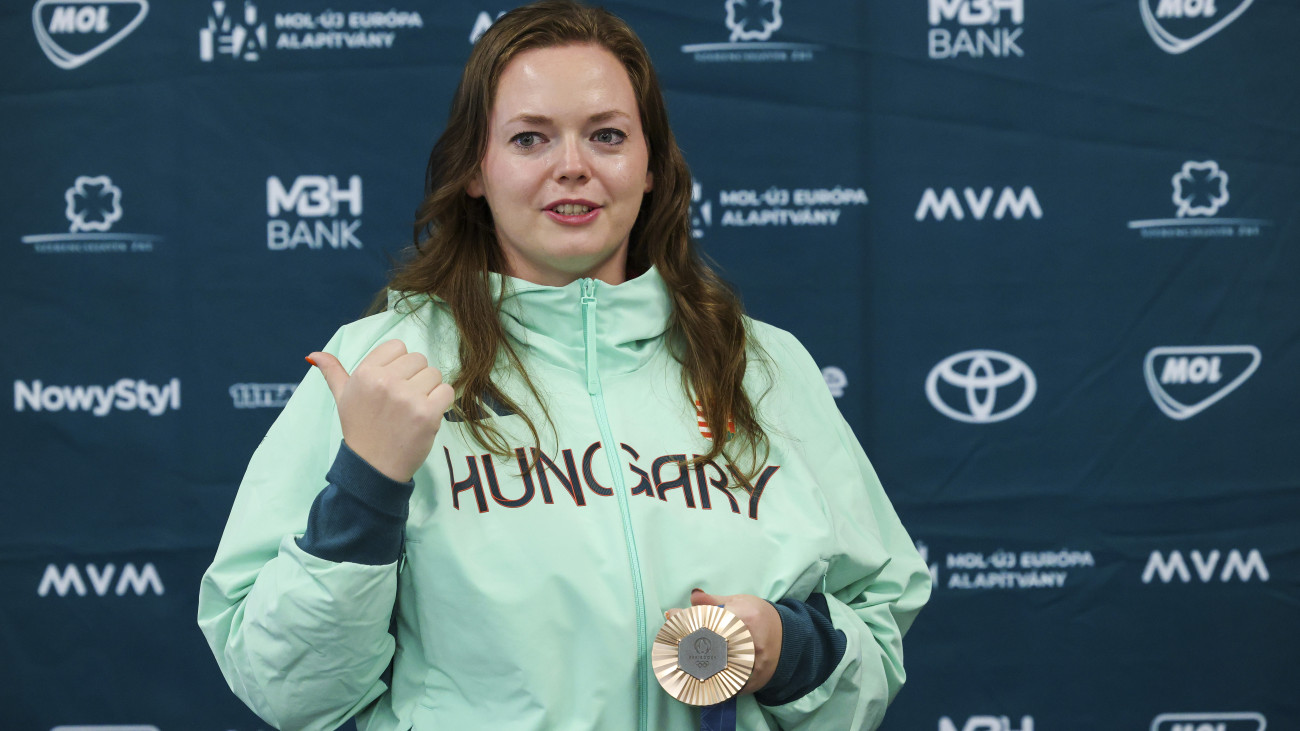 Major Veronika sportlövő, miután átvette új bronzérmét a tavalyi párizsi olimpián nyert érme kicserélése alkalmából rendezett ünnepségen a MOB székházában 2025. július 9-én. Major Veronikának, Muhari Eszter párbajtőrözőnek és Fojt Sára kajakosnak a helyszínen kapott medáljainak állaga ugyanis megromlott, ezért azok cserére szorultak.