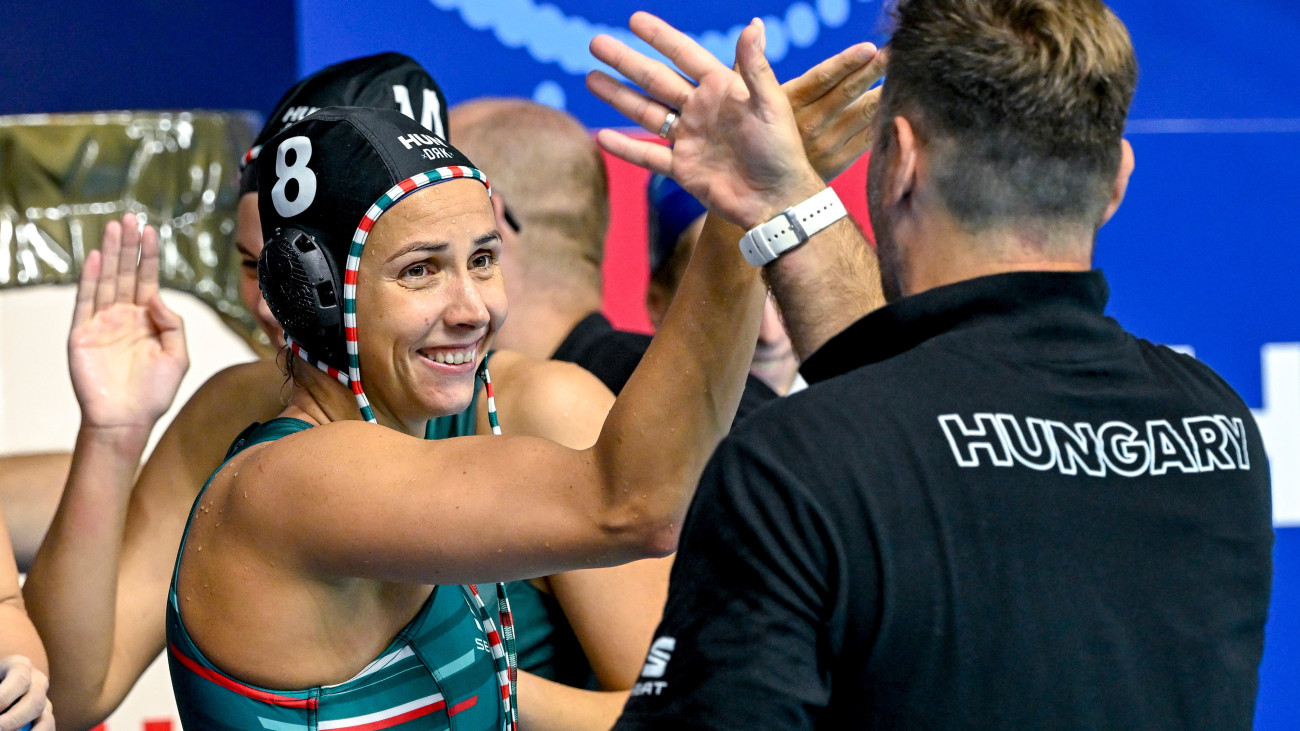 Keszthelyi Rita (b) a női vízilabdatorna csoportkörének 3. fordulójában játszott Horvátország - Magyarország mérkőzés után a szingapúri vizes világbajnokságon az OCBC Aquatic Centre-ben 2025. július 15-én. A magyar válogatott 22-6-ra győzött.