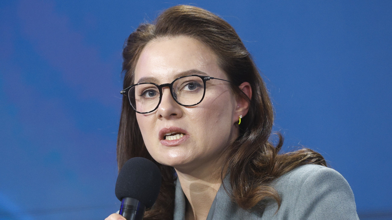 2025. február 23-án Kijevben készített kép Julija Szviridenko ukrán miniszterelnök-helyettesről, gazdasági miniszterről Az ukrán parlament július 17-én megszavazta Szviridenko miniszterelnöki kinevezését. Elődje, Denisz Smihal öt év szolgálat után távozik a kormányfői posztról, de a hírek szerint ő váltja Rustem Umerovot a védelmi miniszteri székben.