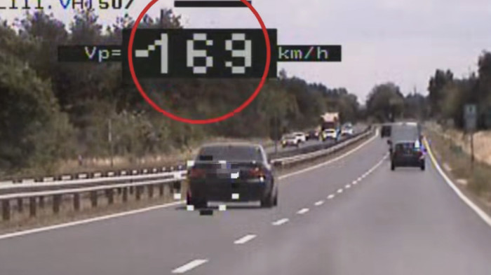 Levadásztak a rendőrök két BMW-st a 8-as főúton – videó