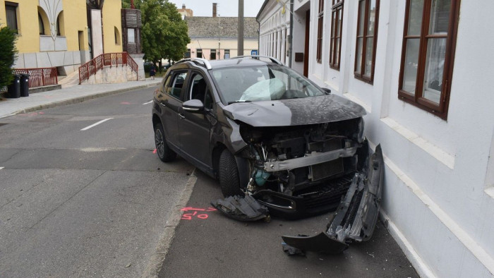 Belehajtott egy óvoda falába egy ittas paksi autós