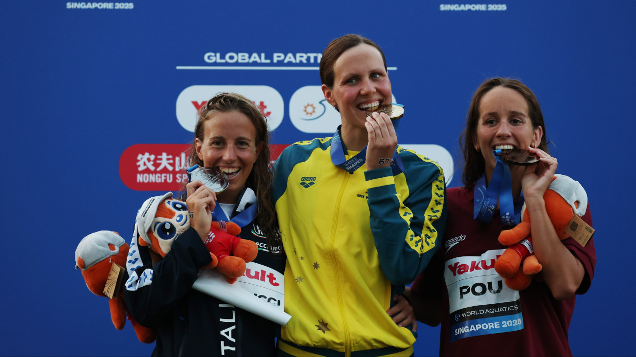 Az ezüstérmes olasz Ginevra Taddeucci, az aranyérmes ausztrál Moesha Johnson és a bronzérmes monacói Lisa Pou (b-j) a szingapúri vizes világbajnokság női 10 km-es nyíltvízi úszásának eredményhirdetésén 2025. július 16-án.
