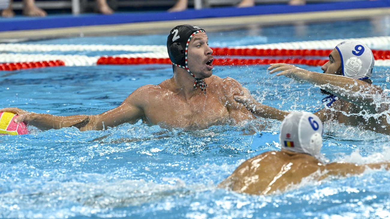 Angyal Dániel (b) és a román Alexandru Gheorghe a férfi vízilabdatorna nyolcaddöntőjében játszott Románia - Magyarország mérkőzésen a szingapúri vizes világbajnokságon az OCBC Aquatic Centre-ben 2025. július 18-án.