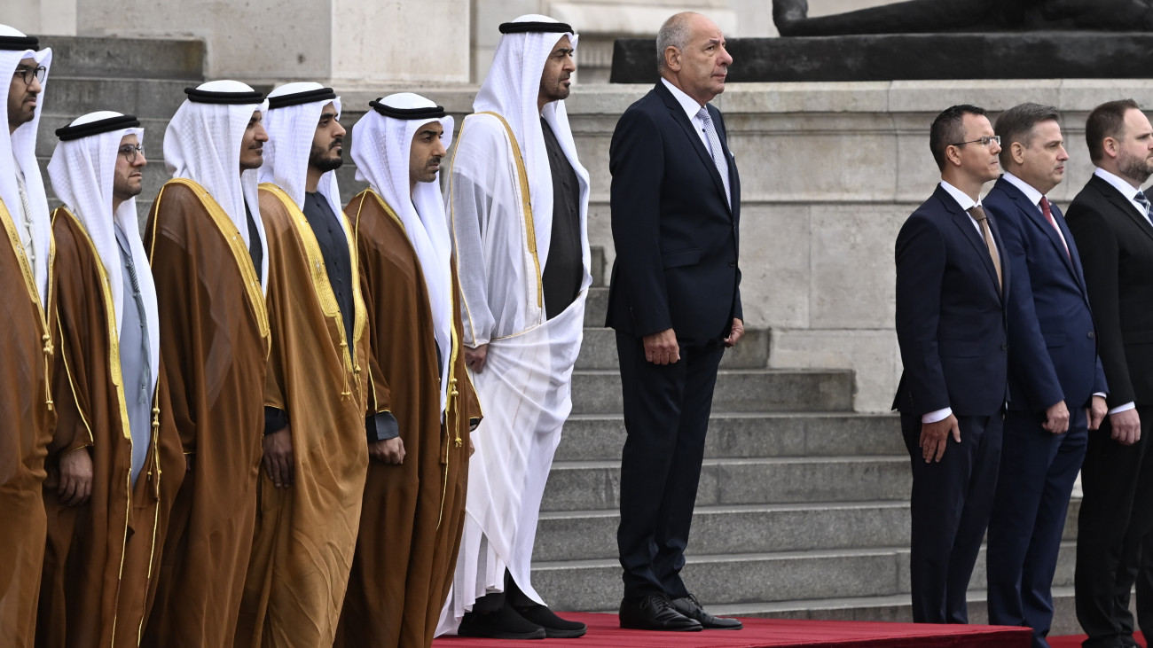 Sulyok Tamás köztársasági elnök (j, középen) katonai tiszteletadással fogadja Mohamed bin Zájed an-Nahján sejket, az Egyesült Arab Emírségek (EAE) elnökét (b) a Parlament előtt, a Kossuth téren 2025. július 18-án.