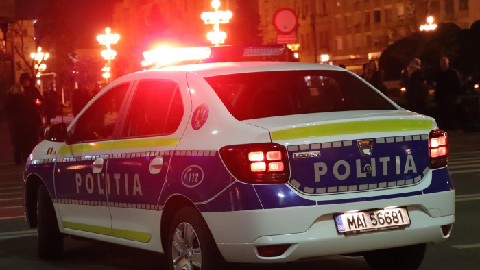 Lopott mentőautóval száguldozott egy ittas férfi, tüskés útakadállyal állították meg Romániában