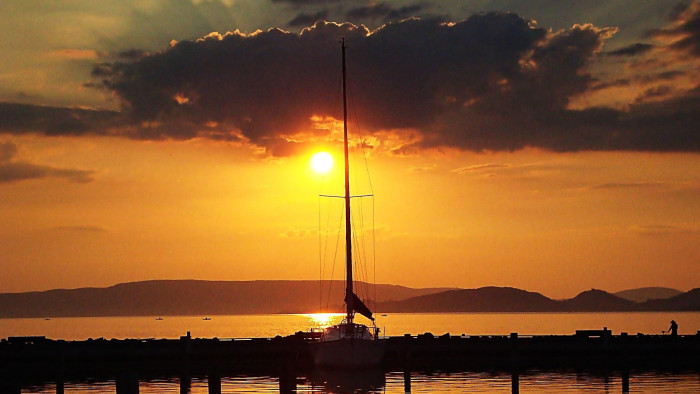 Riasztás a Balatonnál: durva szélvihar érkezik