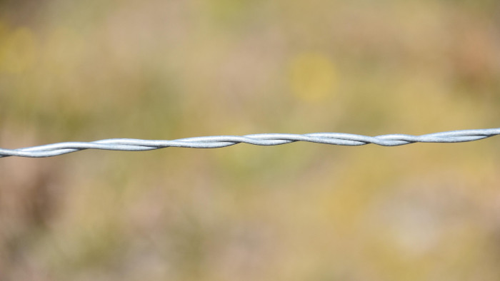 Mulasztott a munkavezető, fennakadt egy biciklis a kifeszített drótkábelen