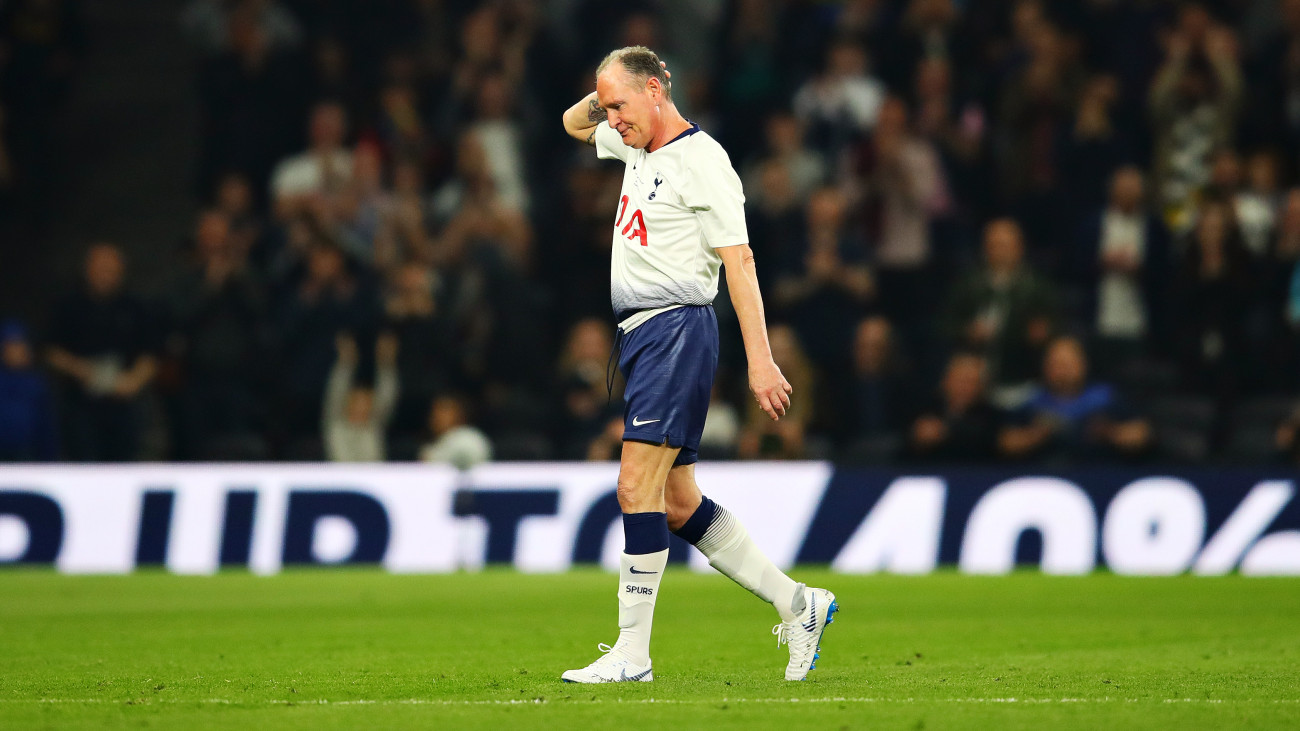 LONDON, ENGLAND - MARCH 30: Paul Gascoigne of Spurs Legends leaves the field through injury during the Legends Match between Spurs Legends and Inter Forever at Tottenham Hotspur Stadium on March 30, 2019 in London, England. (Photo by Chris Brunskill/Fantasista/Getty Images)