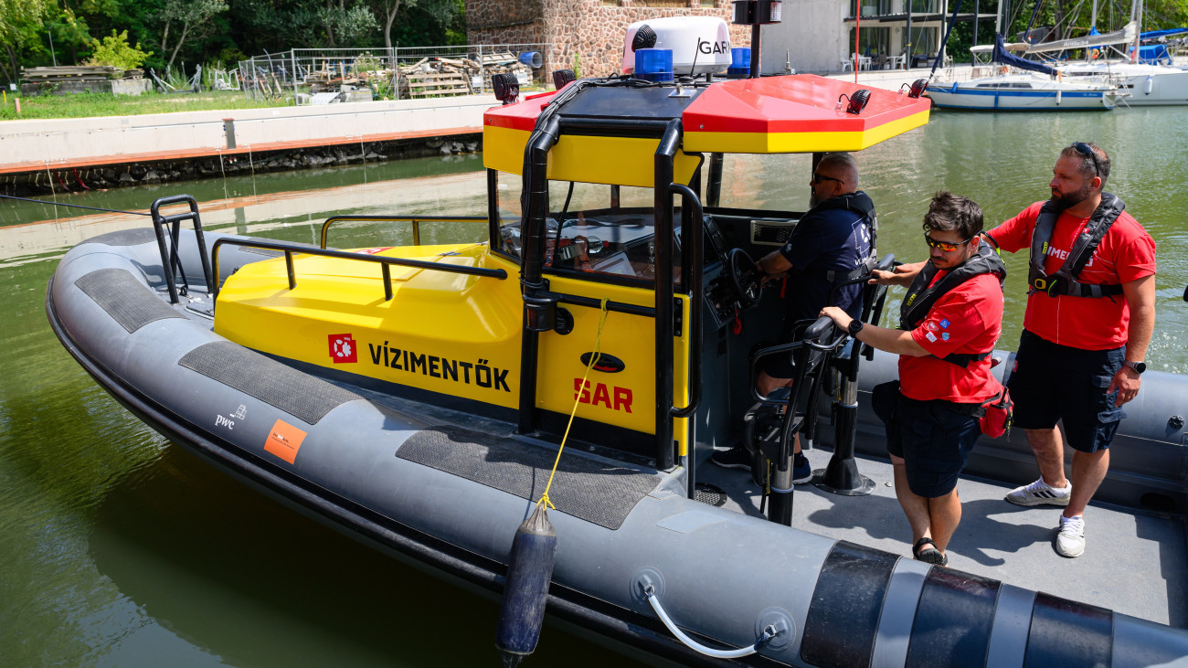 A vízimentők hajója érkezik a Ments Életet Közhasznú Alapítvány, a Porsche Hungaria Kft. és a Vízimentők Magyarországi Szakszolgálata szervezésében, a Ments életet a vízen is! elnevezésű programra Balatonfűzfőn 2024. július 25-én. A program keretében súlyos betegségekből felgyógyult gyermekek és családjaik nyaralnak a Veszprém vármegyei településen.
