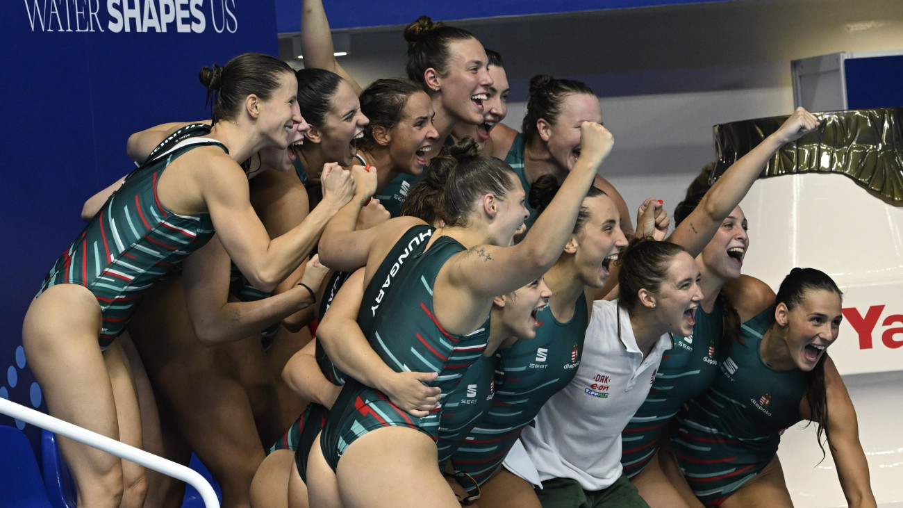 A magyar válogatott játékosai ünneplik győzelmüket a női vízilabdatorna elődöntőjében játszott Magyarország - Spanyolország mérkőzés végén a szingapúri vizes világbajnokságon az OCBC Aquatic Centre-ben 2025. július 21-én. A magyar válogatott 15-9-re legyőzte a spanyol csapatot.