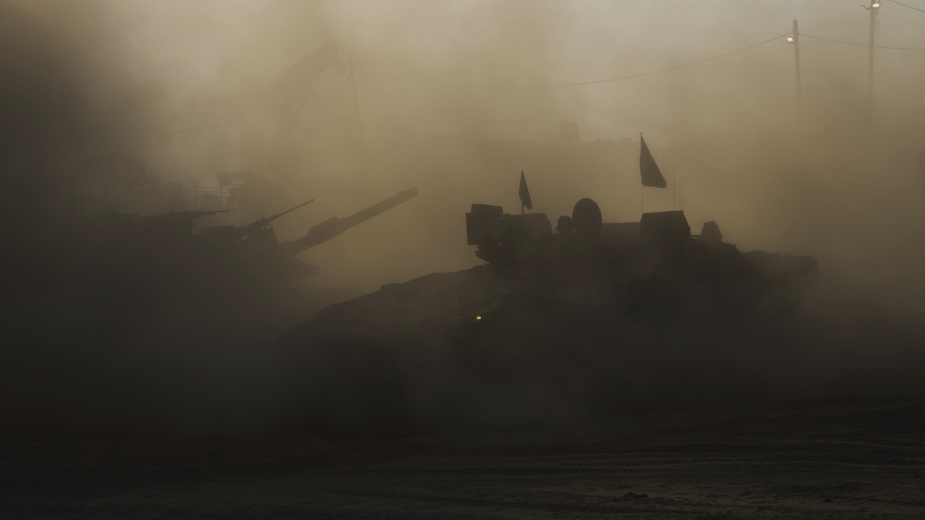 Izraeli páncélozott harcjármű egy dél-izraeli gyülekezési ponton, a Gázai övezet határának közelében 2025. július 21-én.