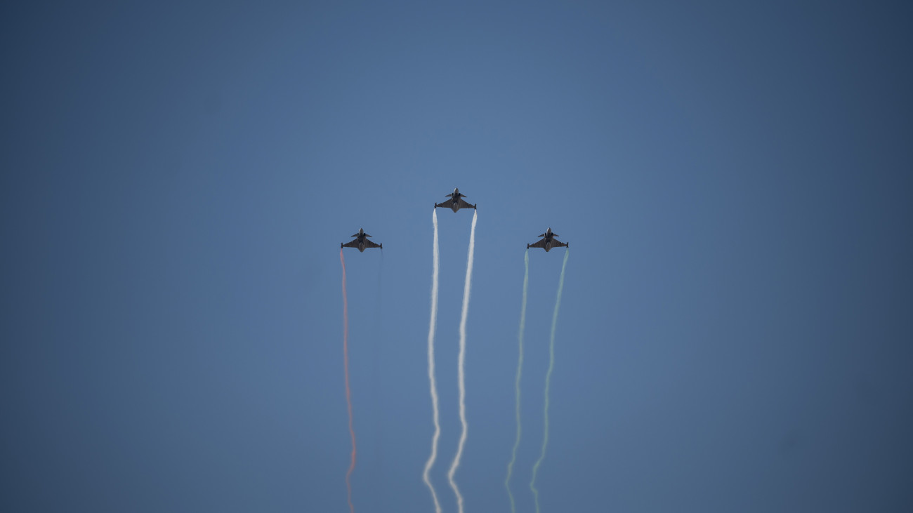 JAS 39 Gripen repülőgépek köteléke a Magyar Honvédség Altiszti Akadémiáján végzett katonák eskütételi ünnepsége közben a budapesti Hősök tere felett 2025. július 12-én.