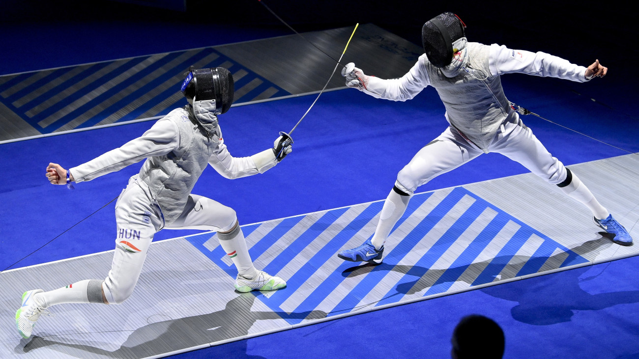 Szemes Gergő (b) és a cseh Alexander Choupenitch asszója a legjobb nyolc közé kerülésért a férfi tőrözők főtábláján a tbiliszi vívó-világbajnokságon 2025. július 23-án.
