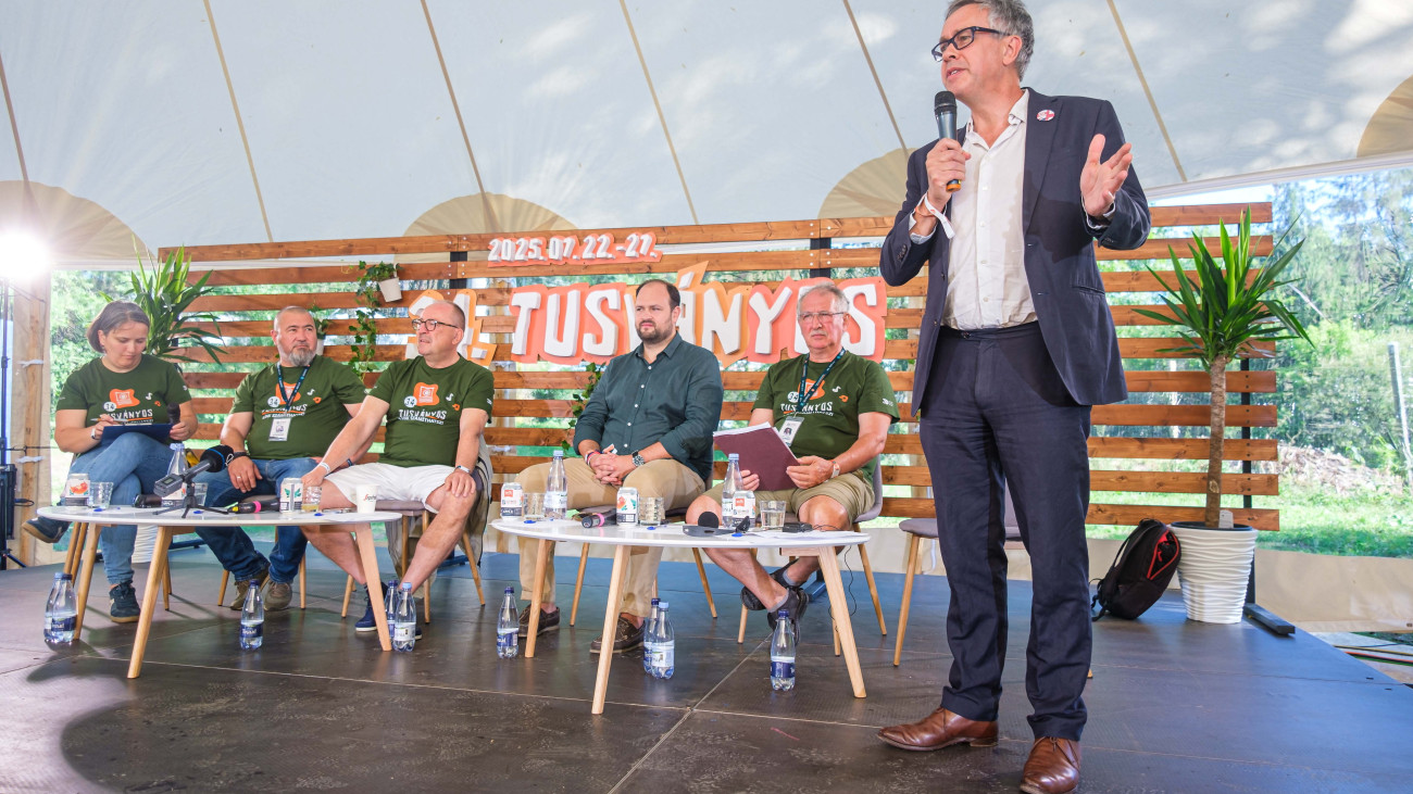 David Campanale, a Bálványosi Nyári Szabadegyetem alapítója beszél a 34. Bálványosi Nyári Szabadegyetem és Diáktábor megnyitóján az erdélyi Tusnádfürdőn 2025. július 23-án. Mögötte Nacsa Lőrinc, a Miniszterelnökség nemzetpolitikáért felelős államtitkára (j2), Németh Zsolt, az Országgyűlés külügyi bizottságának fideszes elnöke, a szabadegyetem alapítója (j3), Toró T. Tibor, az Erdélyi Magyar Nemzeti Tanács ügyvezető elnöke (j), Butyka Zsolt, Tusnádfürdő polgármestere (b2) és  Popa Ilona, erdélyi főszervező (b).