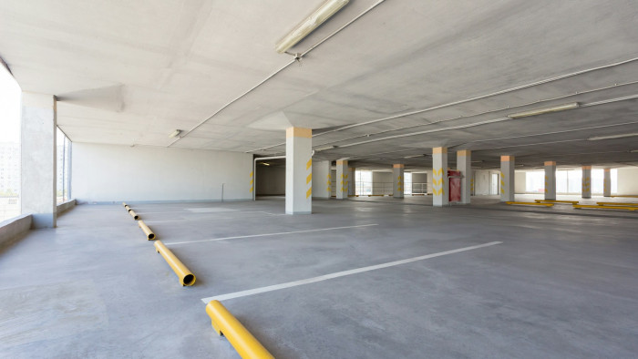 Parkolóházról akart leugrani a fiatalember, de a rendőrök nem hagyták