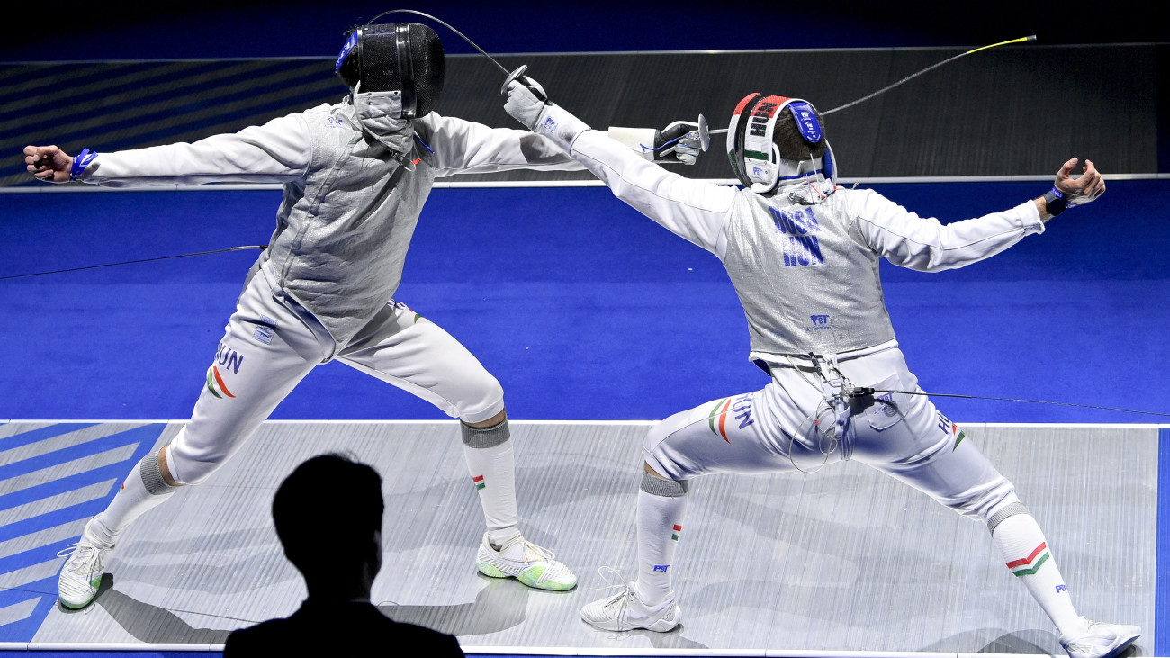 Dósa Dániel (j) és Szemes Gergő asszója a négy közé kerülésért a férfi tőrözők főtábláján a tbiliszi vívó-világbajnokságon 2025. július 23-án.