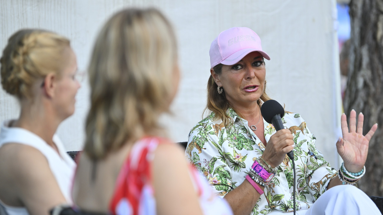 Vitályos Eszter kormányszóvivő (j) beszél a Család és munka - női vezetők a közéletben című kerekasztal-beszélgetésen a debreceni Campus Fesztiválon 2025. július 19-én.