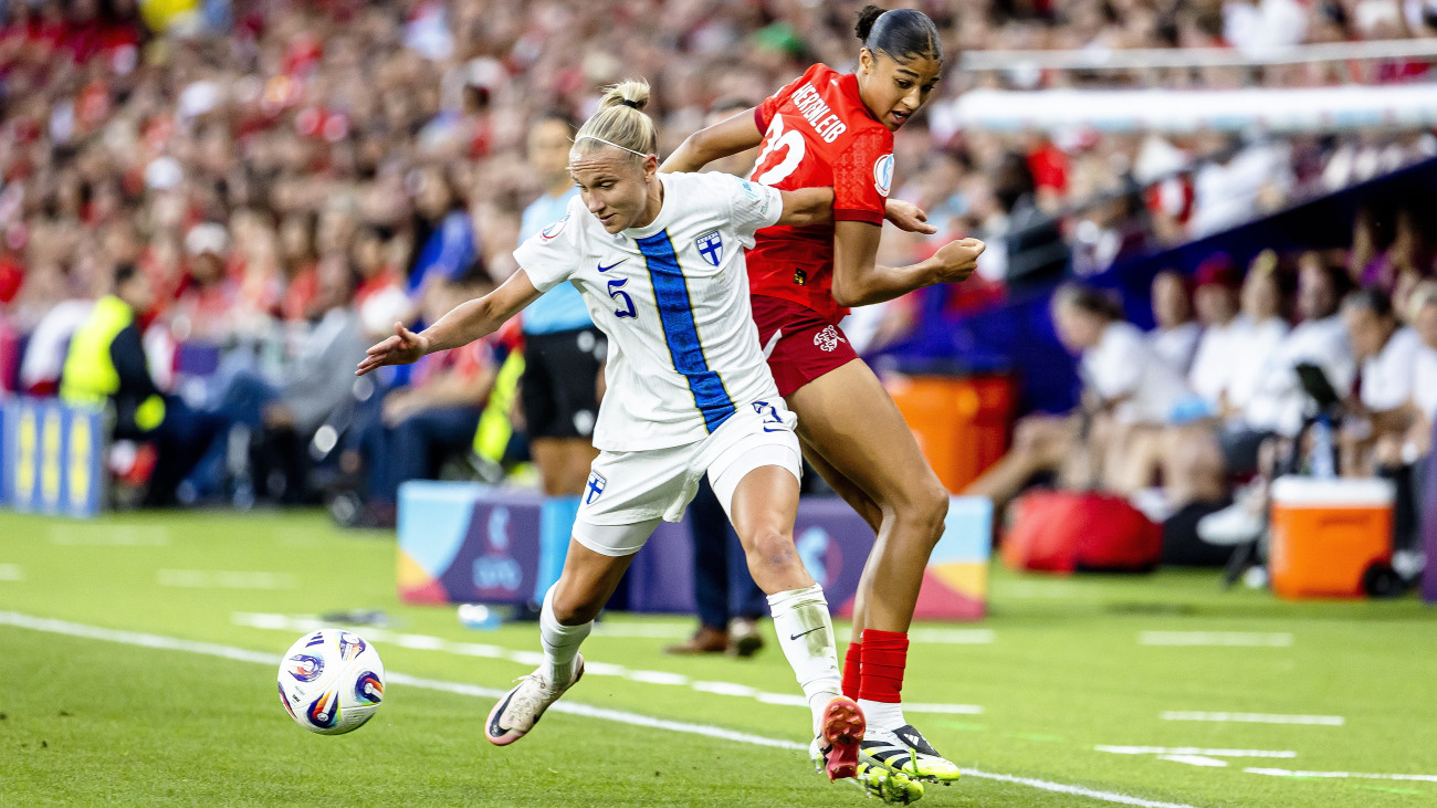 A svájci Sydney Schertenleib (j) és a finn Emma Koivisto a női labdarúgó Európa-bajnokság harmadik fordulójának A csoportjában játszott Finnország-Svájc mérkőzésen Genfben 22025. július 10-én.