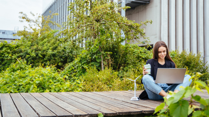 Friss felmérés: az eldobott cigicsikk a legzavaróbb