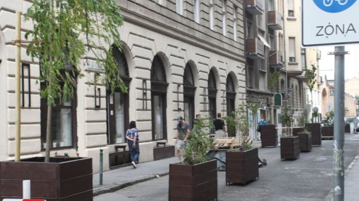 Most egy teraszengedély miatt áll a bál a Tűzoltó utcában