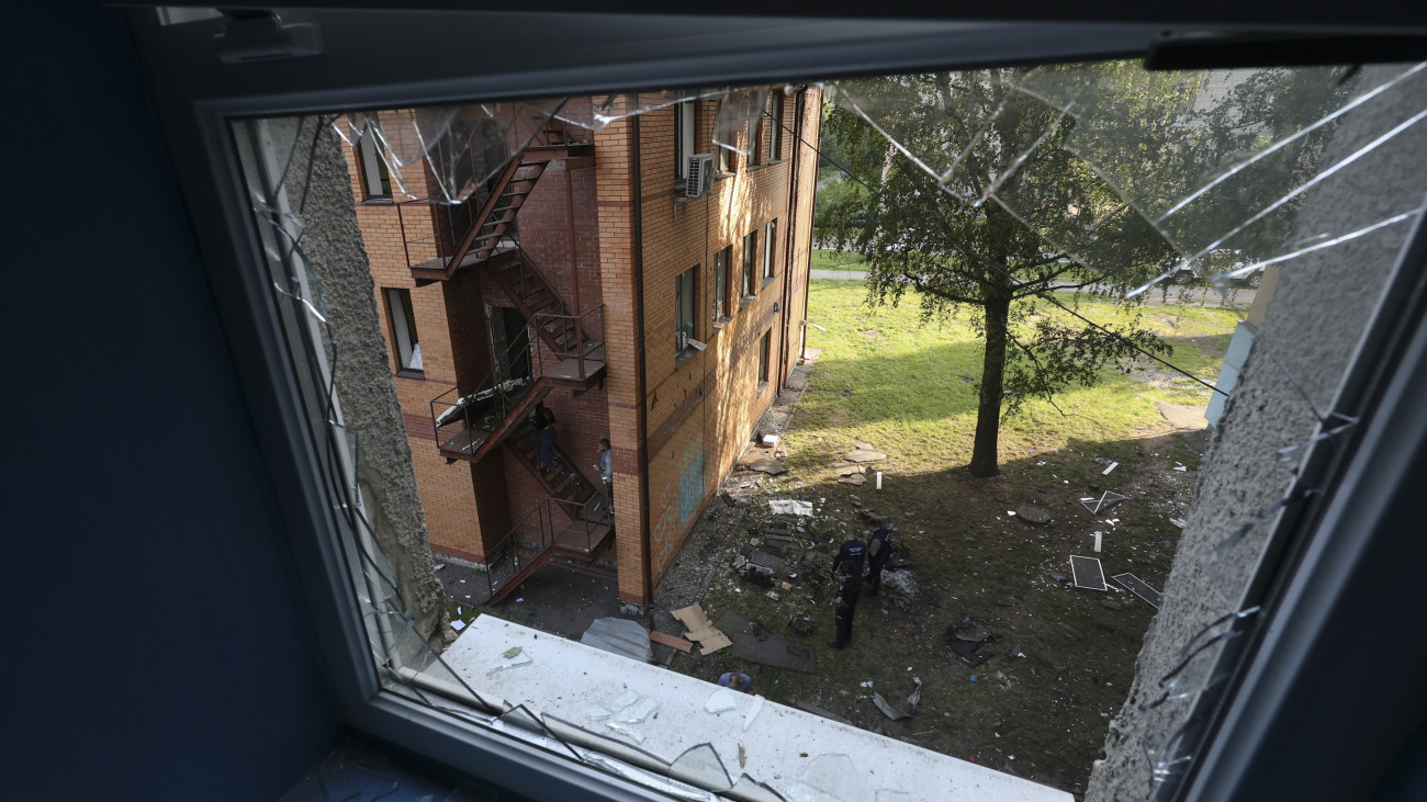 Dróntámadásban megrongálódott lakóház a kelet-ukrajnai Harkivban 2025. július 7-én. Az ukrán vészhelyzeti szolgálat szerint a Harkivot és térségét érő éjszakai orosz támadásban legkevesebb 29-en megsebesültek.