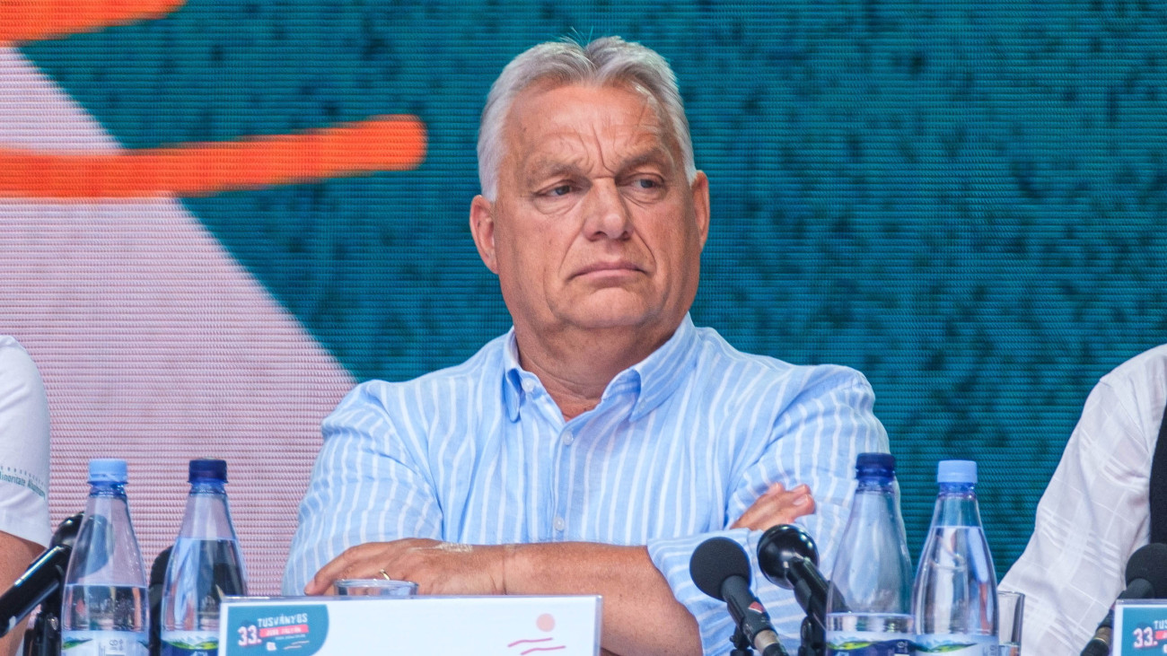 Tőkés László, az Erdélyi Magyar Nemzeti Tanács (EMNT) elnöke beszédet mond Orbán Viktor miniszterelnök (k) előadása előtt a 33. Bálványosi Nyári Szabadegyetem és Diáktáborban az erdélyi Tusnádfürdőn 2024. július 27-én. Balra Németh Zsolt, az Országgyűlés külügyi bizottságának fideszes elnöke.