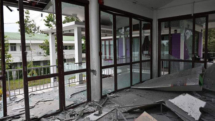 Határ menti tűzpárbaj: százezer civilt evakuáltak Thaiföldön