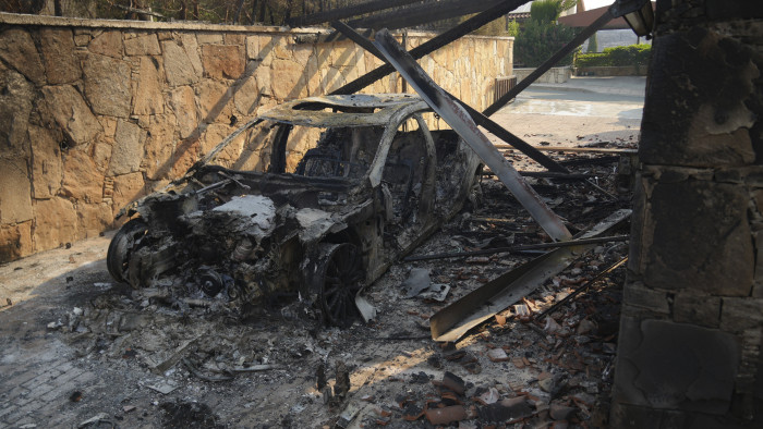 Bennégett autójában egy pár Cipruson