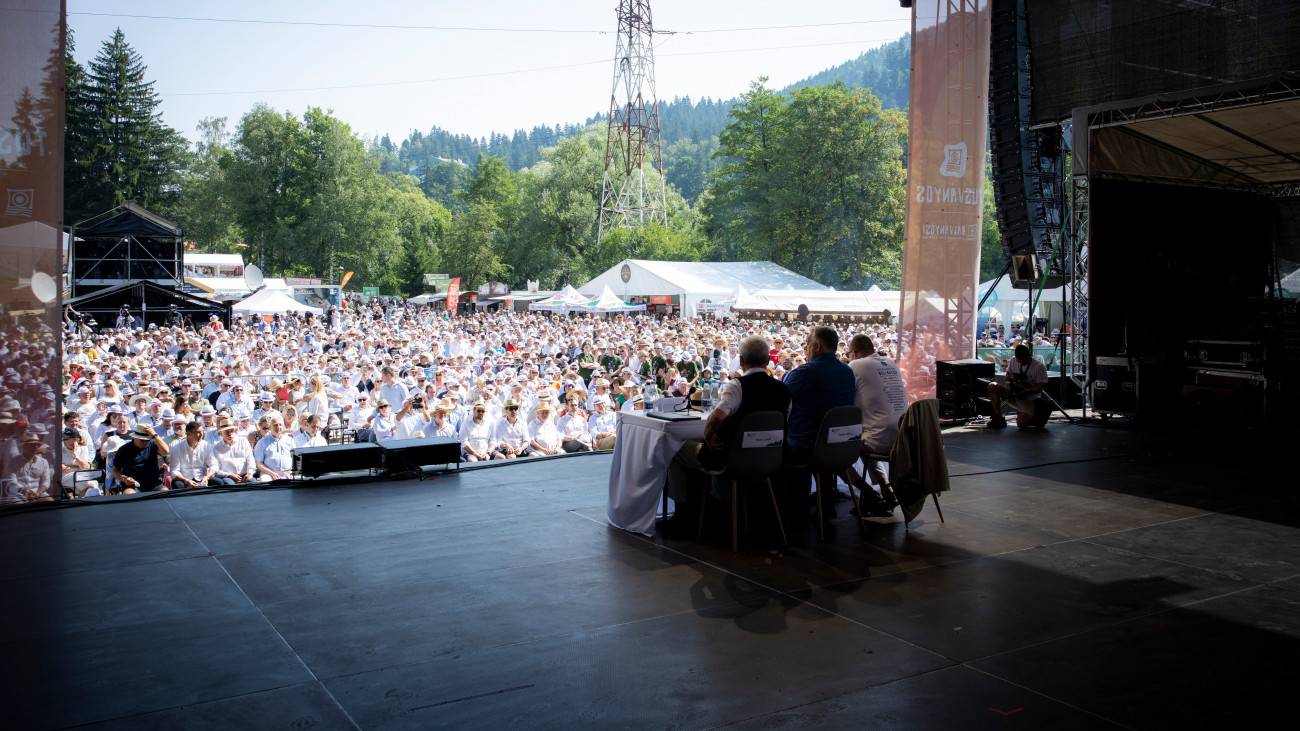 A Miniszterelnöki Kommunikációs Főosztály által közreadott képen Orbán Viktor miniszterelnök (k, háttal) a 34. Bálványosi Nyári Szabadegyetem és Diáktáborban tartott politikai fórumon az erdélyi Tusnádfürdőn 2025. július 26-án. Mellette Tőkés László, az Erdélyi Magyar Nemzeti Tanács (EMNT) elnöke (b, háttal) és Németh Zsolt, az Országgyűlés külügyi bizottságának elnöke.