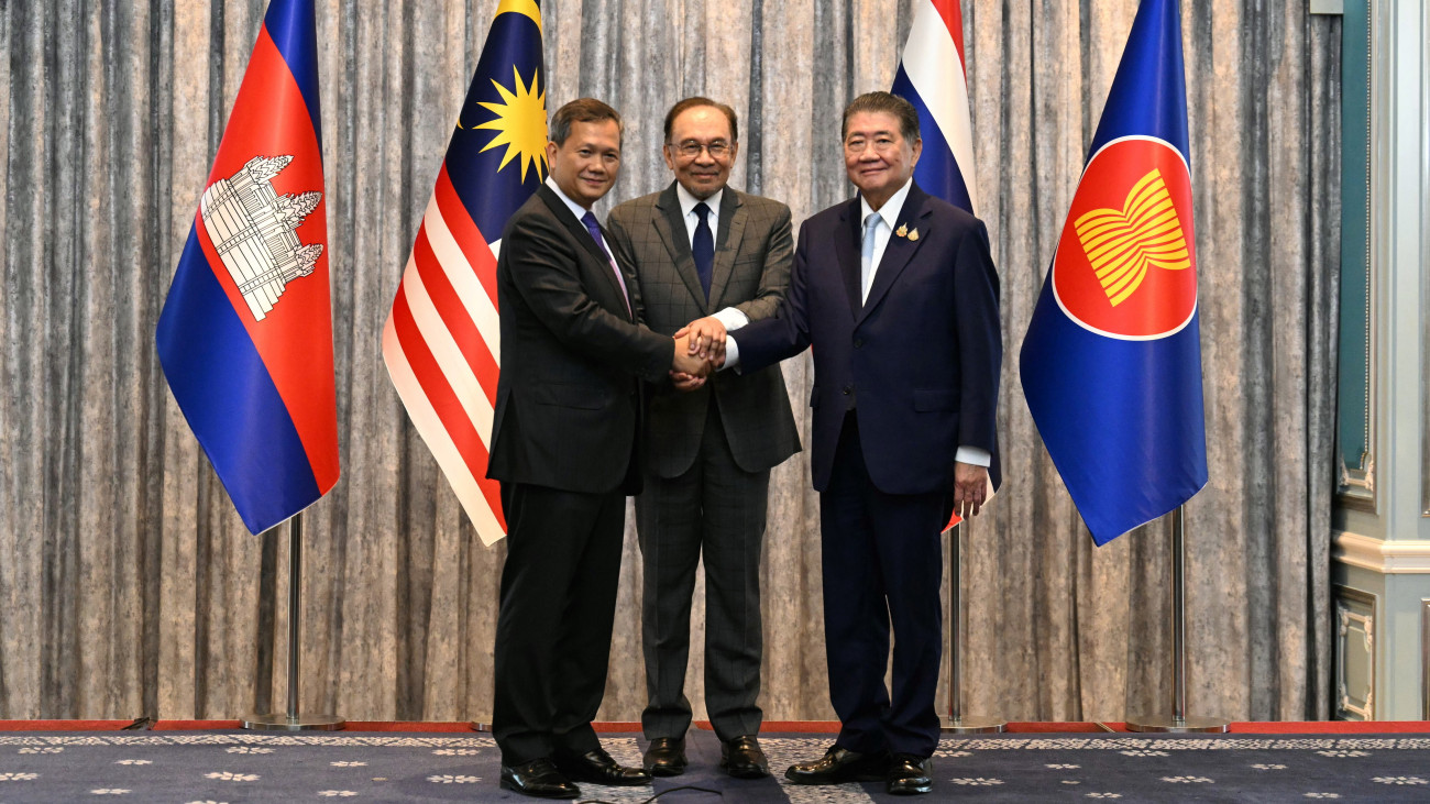 Hun Manet kambodzsai kormányfő, Anwar Ibrahim malajziai miniszterelnök és Pumtam Vecsajacsaj ügyvivő thaiföldi miniszterelnök (b-j) kezet fog a megbeszélésüket követően, amelyen a kambodzsai és a thaiföldi kormányfő azonnali tűzszünetről állapodott meg a malajziai Putrajayában 2025. július 28-án. A feltétel nélküli, végleges tűzszünet 28-án éjfélkor lép életbe, amely betartása esetén véget vet a két ország határa mentén ötödik napja tartó tűzpárbajnak.