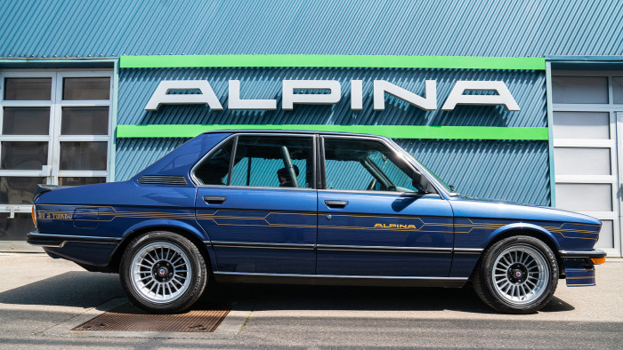 Beolvad a BMW-be, és a logóját is megújítja egy korszakos német autógyártó