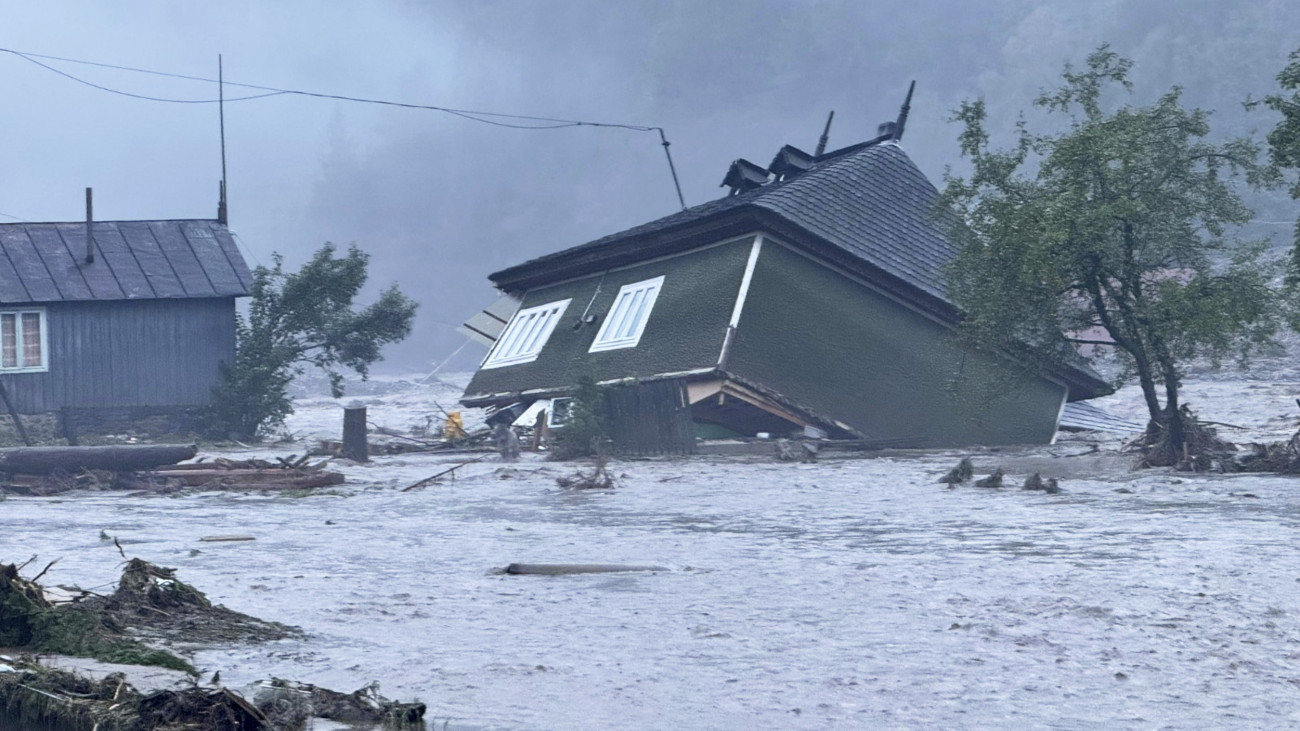 A román katasztrófaelhárító szolgálat suceavai részlegének (ISU Suceava) képén árvíz az észak-romániai Brosteniben 2025. július 28-án. A térséget sújtó árvizek miatt mintegy 880 embernek kellett kiköltöznie otthonából.