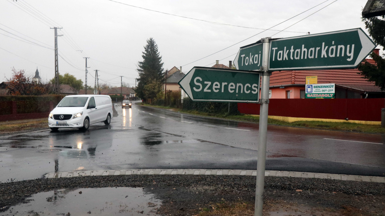 Járművek közlekednek a megújult 3621-es Tokaj-Taktaharkány összekötő úton az átadás napján Prügyön 2021. november 4-én.