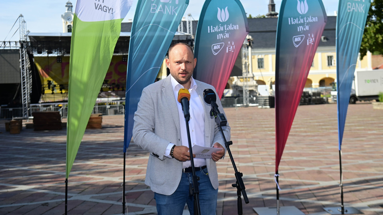 Esztergom, 2025. július 29.Hernádi Ádám (FideszKDNP) polgármester a Mathias Corvinus Collegium (MCC) által szervezett MCC Fesztről tartott esztergomi sajtótájékoztatón 2025. július 29-én. A rendezvény július 31-én kezdődik.