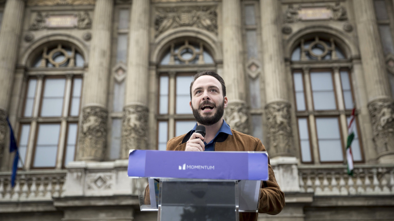 Berg Dániel elnökségi tag beszédet mond a Momentum Mozgalom Álljunk ki a tudásért! címmel, a tudományos élet függetlenségéért tartott tüntetésén a Magyar Tudományos Akadémia (MTA) fővárosi székháza előtt 2018. június 22-én.