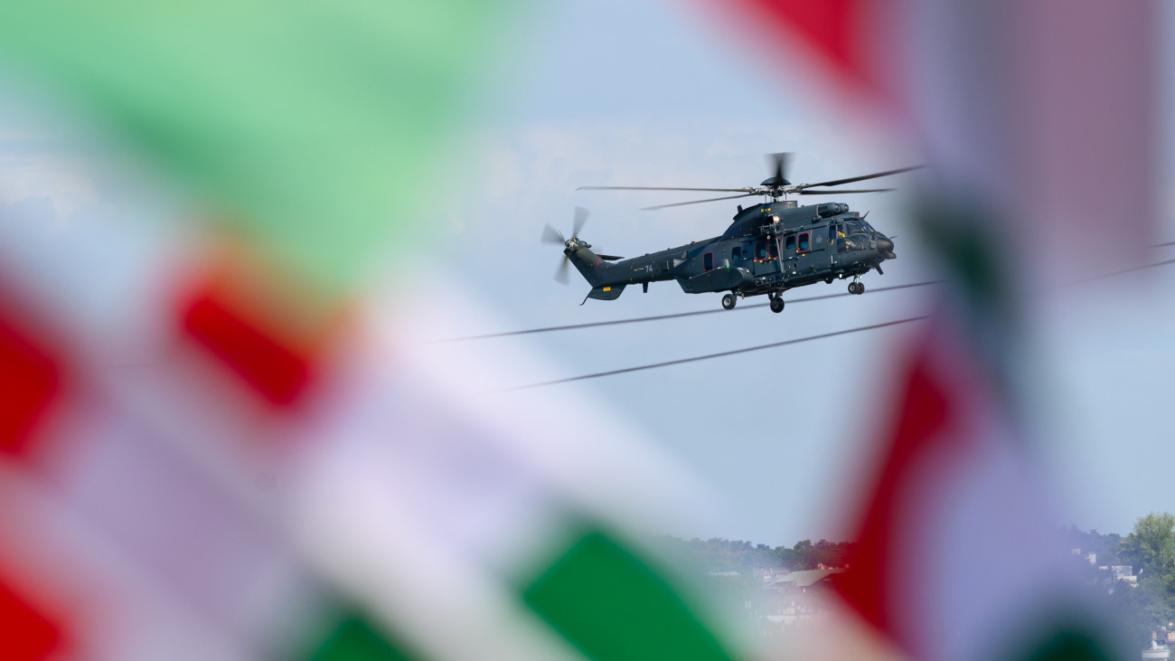 A Magyar Honvédség Airbus H225M helikoptere a Duna felett az államalapítás és államalapító Szent István király ünnepén rendezett légi parádén 2024. augusztus 20-án.