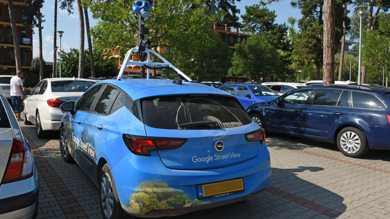Siófok, 2019. június 20. Google Street View autó parkol a Hotel Azúr  parkolójában, tetején a jellegzetes kamerarendszerrel. MTVA/Bizományosi: Lehotka László