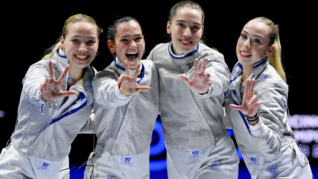 A győztes Battai Sugár, Szűcs Luca, Pusztai Liza és Katona Renáta (b-j) a női kardozók csapatversenyének bronzmérkőzése után a tbiliszi vívó-világbajnokságon 2025. július 30-án. A magyar csapat 45-34-re nyert Japán ellen.