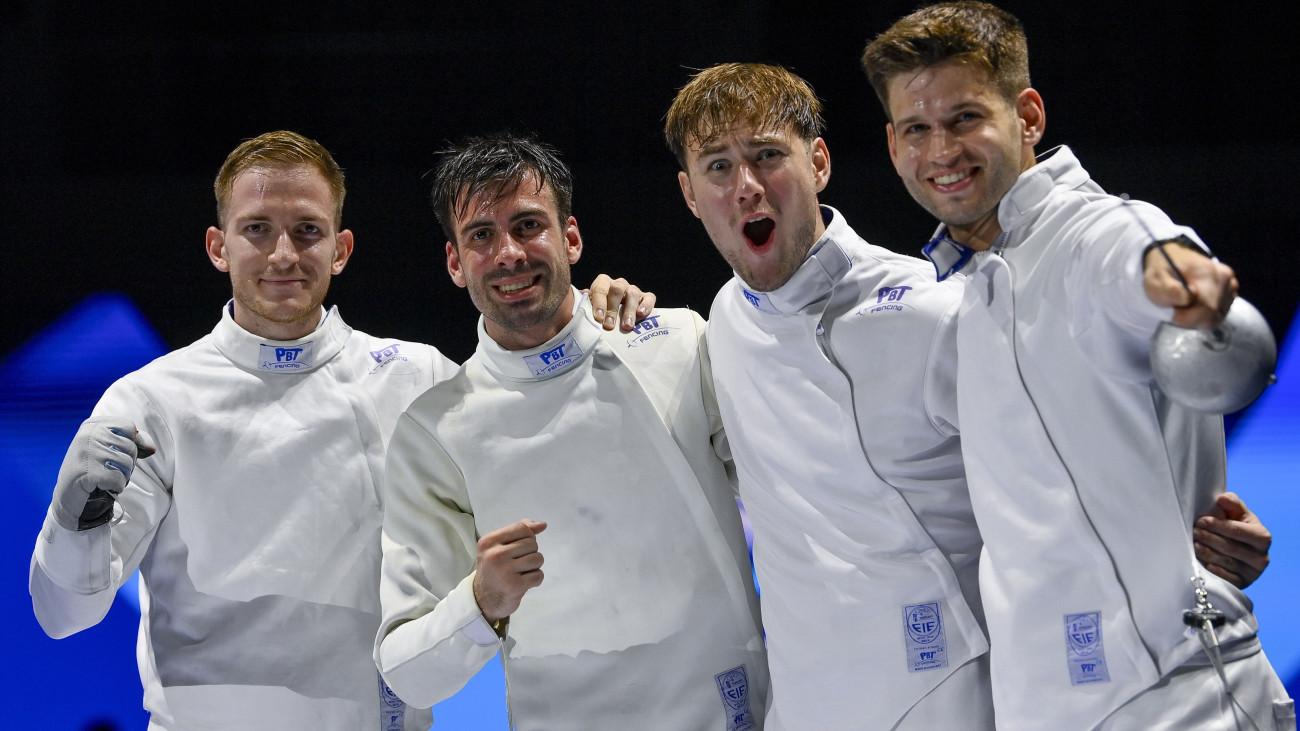 A győztes magyar csapat, Andrásfi Tibor, Koch Máté, Keszthelyi Zsombor és Siklósi Gergely (b-j) a férfi párbajtőrözők csapatversenyének elődöntője után a tbiliszi vívó-világbajnokságon 2025. július 30-án. A magyar válogatott 45-35-re nyert.