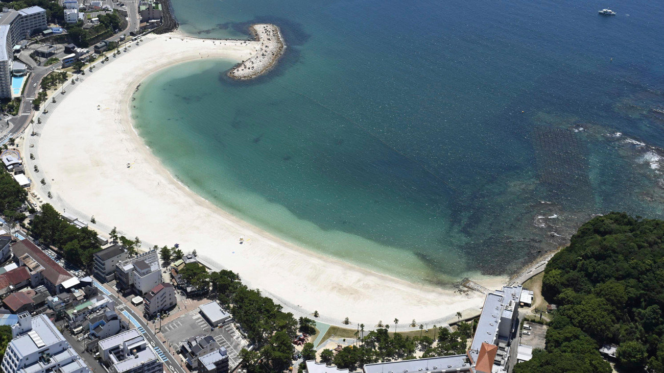 Légi felvétel a Japán nyugati részén fekvő Sirahama egyik strandjáról az evakuálás után 2025. július 30-án, azt követően, hogy erős földrengés rázta meg Oroszország távol-keleti Kamcsatka-félszigetét. A 8,7-es erősségű földrengés miatt a Japán Meteorológiai Szolgálat szökőárriadót rendelt el.