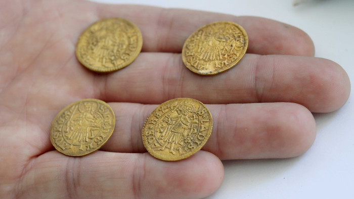 Ma dupla születésnapot ünnepel a forint – Károly Róberttől Várszegi Gizella nyomdai berakóig