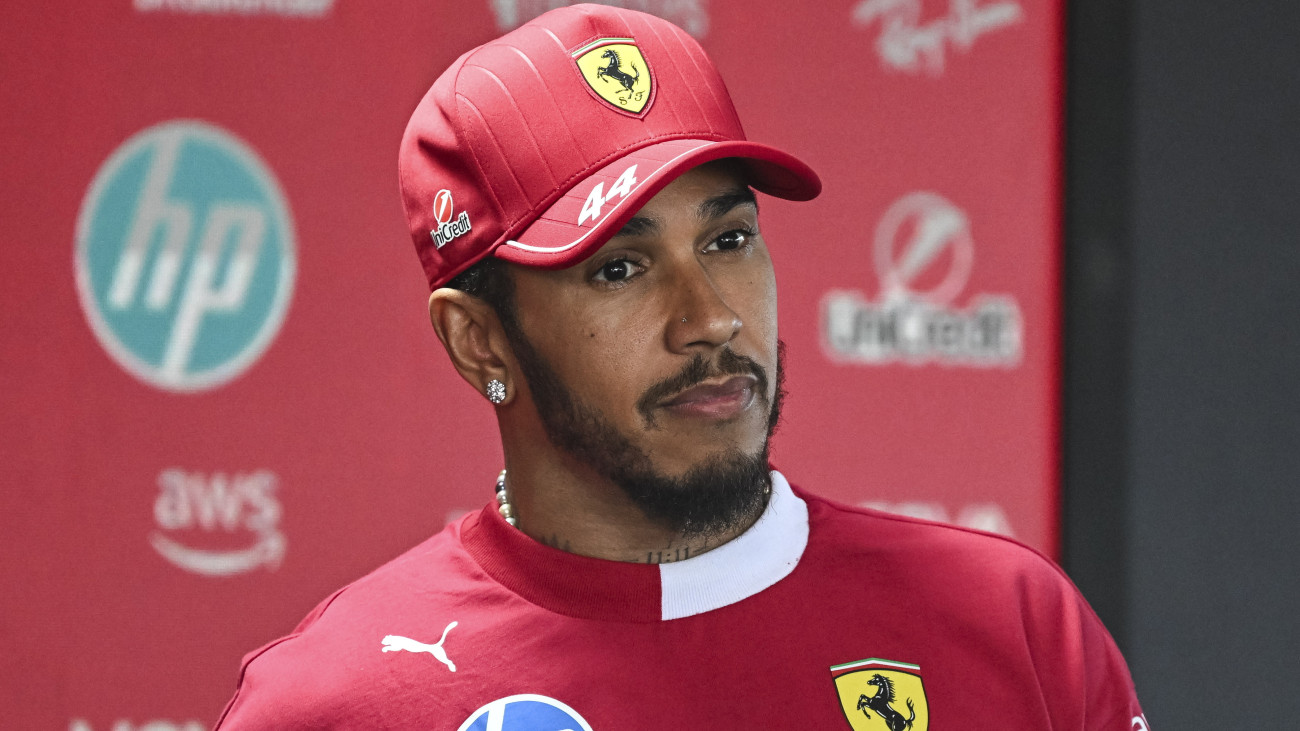 Lewis Hamilton, a Ferrari brit versenyzője a Forma-1-es Magyar Nagydíj kezdete előtti napon a mogyoródi Hungaroringen 2025. július 31-én.
