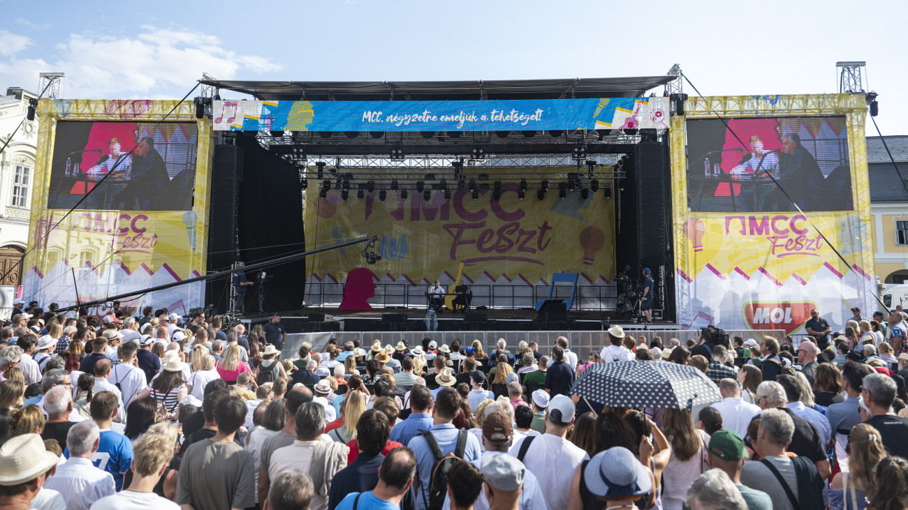 A Miniszterelnöki Kommunikációs Főosztály által közreadott képen Orbán Viktor miniszterelnök (j) Esztergomban, a Mathias Corvinus Collegium (MCC) által szervezett MCC Feszten tartott beszélgetésen 2025. augusztus 2-án.