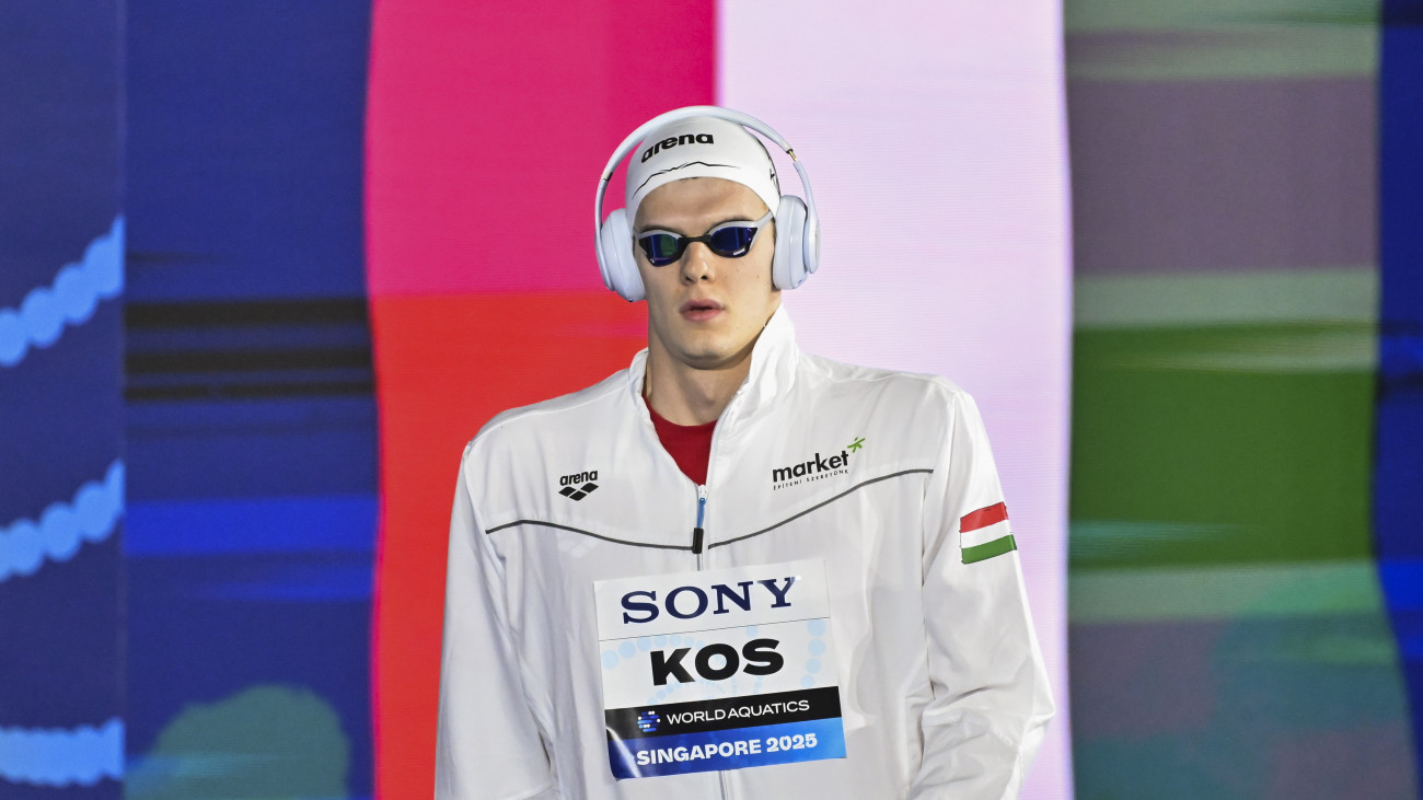 Kós Hubert a férfi 50 méteres hátúszás döntője előtt a szingapúri vizes világbajnokságon a World Aquatics Arénában 2025. augusztus 3-án.