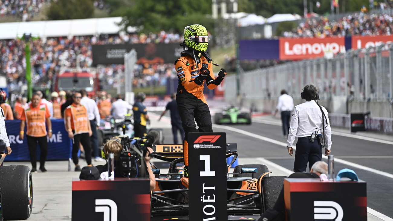 A győztes Lando Norris, a McLaren brit versenyzője a Forma-1-es Magyar Nagydíjon a célba érés után a mogyoródi Hungaroringen 2025. augusztus 3-án.