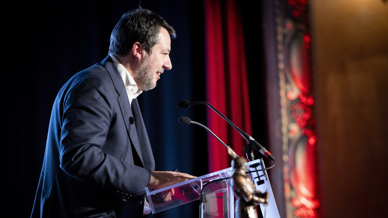 A Miniszterelnöki Sajtóroda által közreadott képen Matteo Salvini olasz miniszterelnök-helyettes beszédet mond, miután Orbán Viktor miniszterelnöktől átvette a Polgái Magyarországért AlapĂ­tvĂĄny (PMA) Hunyadi JĂĄnos-dĂ­jĂĄt  BrĂźsszelben 2025. mĂĄrcius 19-ĂŠn.