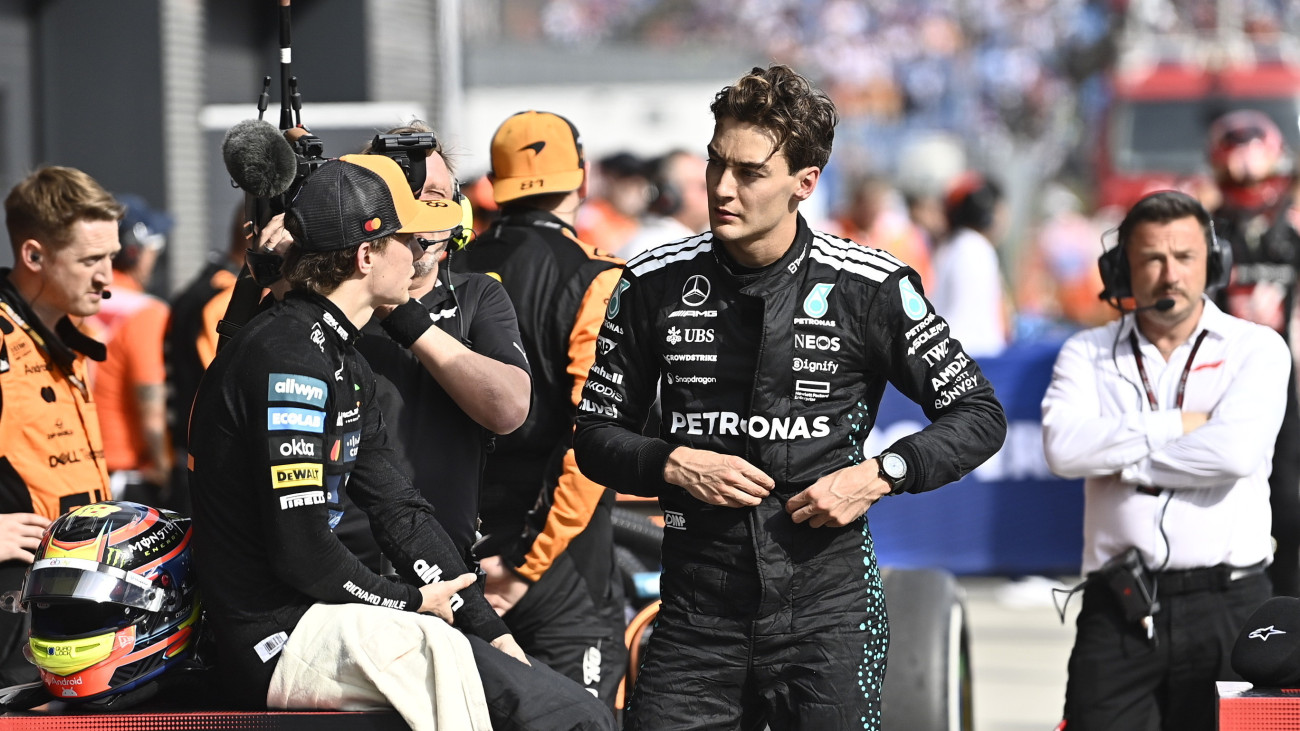A második helyezett Oscar Piastri, a McLaren ausztrál versenyzője (b) és a harmadik helyezett George Russell, a Mercedes brit versenyzője a Forma-1-es Magyar Nagydíjon a mogyoródi Hungaroringen 2025. augusztus 3-án.